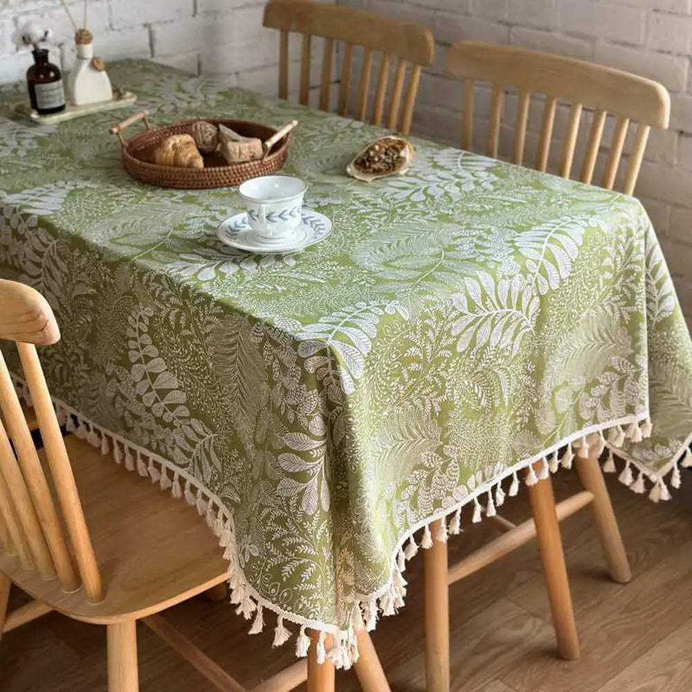 nappe verte feuilles stylisées broderie fine tassellets blancs restaurant pique nique mariage printemps