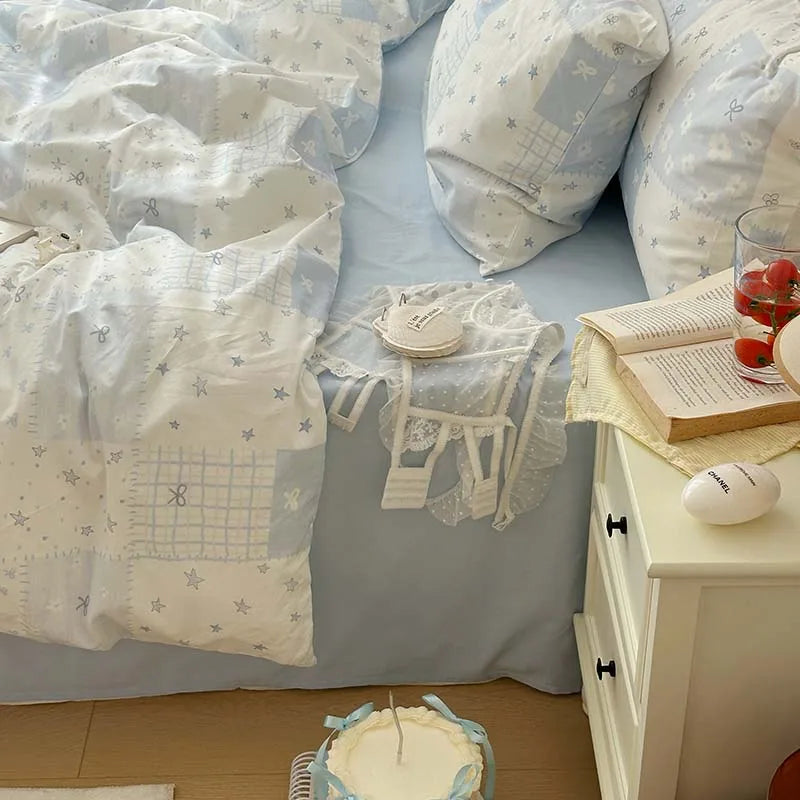 ensemble literie moderne patchwork bleu clair drap plat taies oreillers coussin decoratif