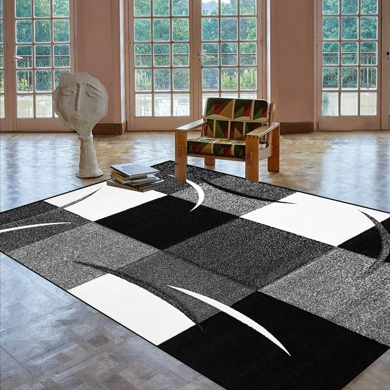 Un grand tapis noir et blanc aux motifs géométriques sophistiqués décore ce vaste espace, qui est meublé d'une sculpture moderne et d'un fauteuil aux couleurs éclatantes, offrant un contraste saisissant avec l'ensemble.