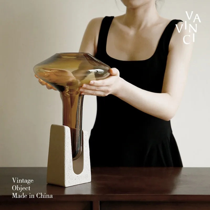 vase moderne verre marron clair simple geometrie decoration florale minimaliste