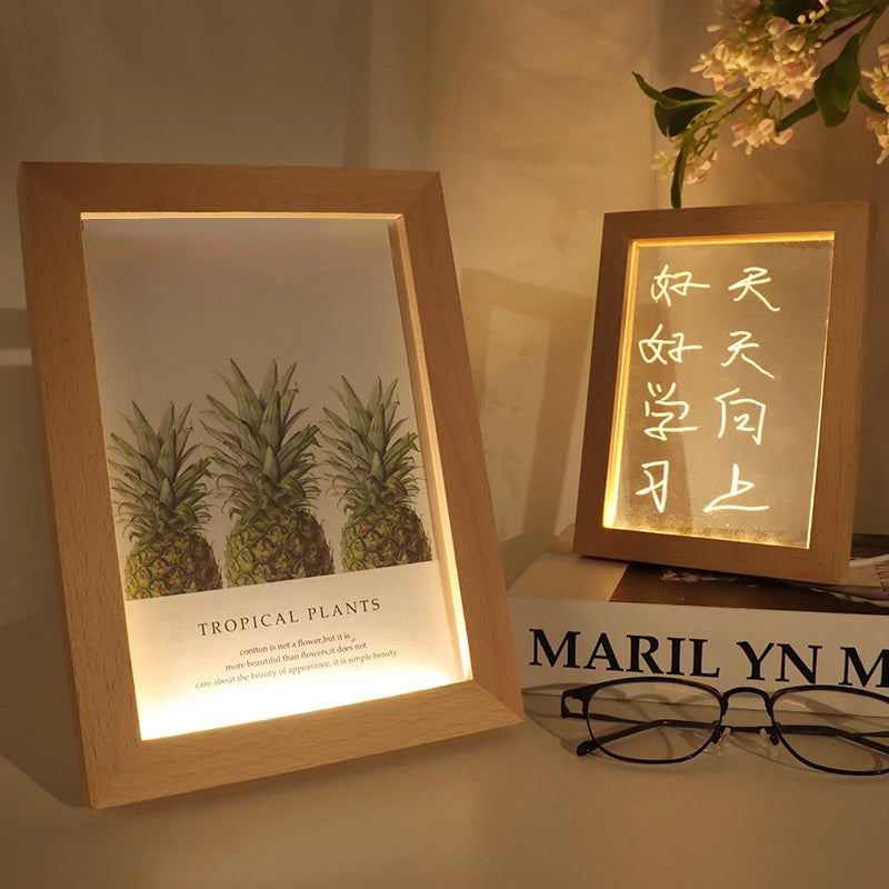 Cadre photo lumineux en bois avec éclairage LED sur table