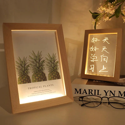 Cadre photo lumineux en bois avec éclairage LED sur table