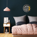 horloge murale moderne gris métallisé noir jaune roue voiture ventilation chiffres blancs support mural