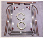 L'image montre un ensemble d'éléments métalliques et de pièces d'assemblage, suggérant un produit ou un outil de construction ou de bricolage.