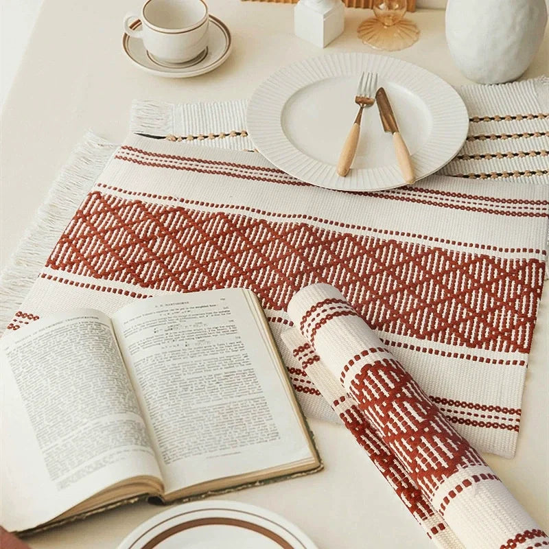 tapis table moderne rayures noires blanc bordure élégante assiettes couverts blancs