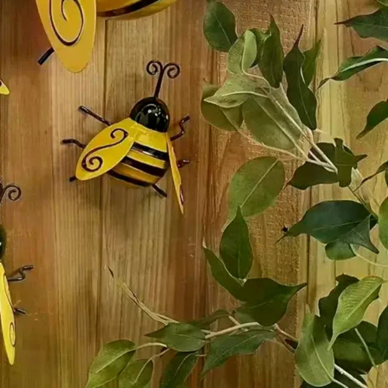décoration extérieure abeille artisanale jaune noire rayures patio jardin pendaison métal fleuri