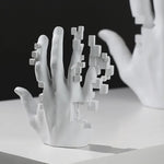 sculpture décorative main humaine moderne résine blanc gris clair texturée cube