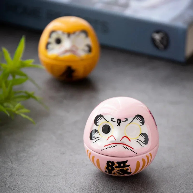 décoration table céramique daruma dolls visage stylisé motifs floraux traditionnel japonais couleur rose bleu