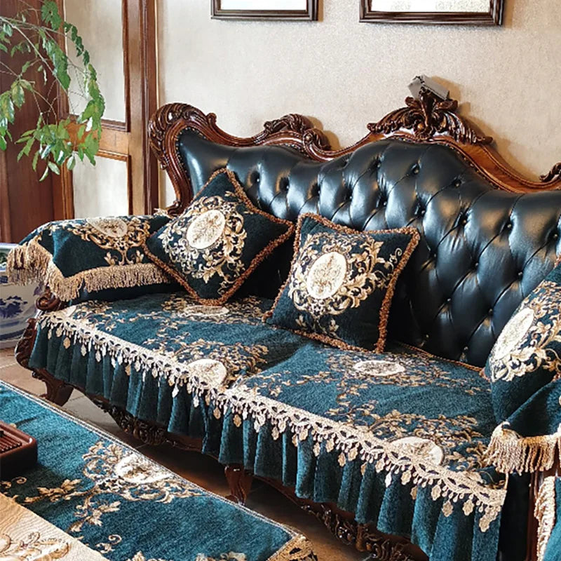 Un magnifique sofa vintage en cuir capitonné bleu nuit avec des coussins ornés de riches broderies, installé dans un intérieur élégant et raffiné.