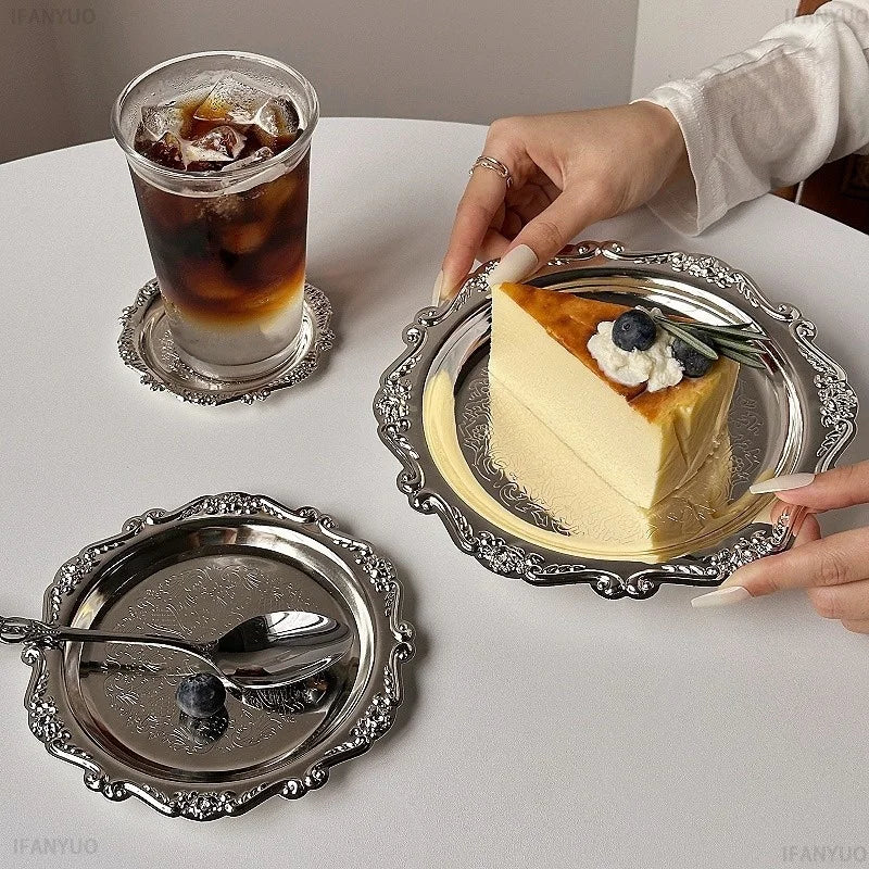 assiettes decoratives argent doré ornements floraux geometriques classiques table dessert bijoux