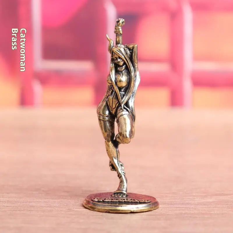 statue bronze sculptée détails fins courbes contours base gravure ornement maison