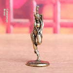 statue bronze sculptée détails fins courbes contours base gravure ornement maison