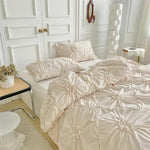 parure lit beige clair housse couette plissée fleurs romantiques ensemble literie double