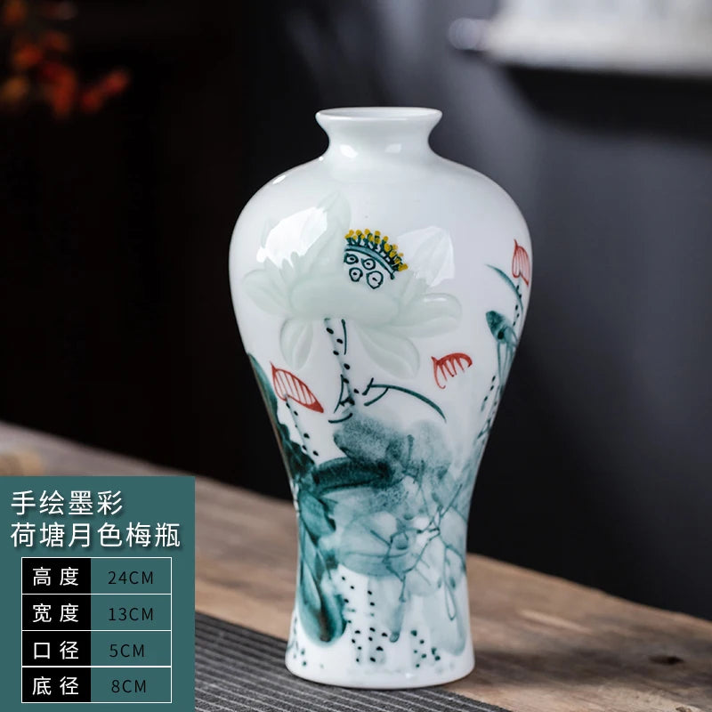 Un vase en porcelaine blanche orné de motifs floraux peints à la main, créant une décoration élégante et harmonieuse dans un intérieur.