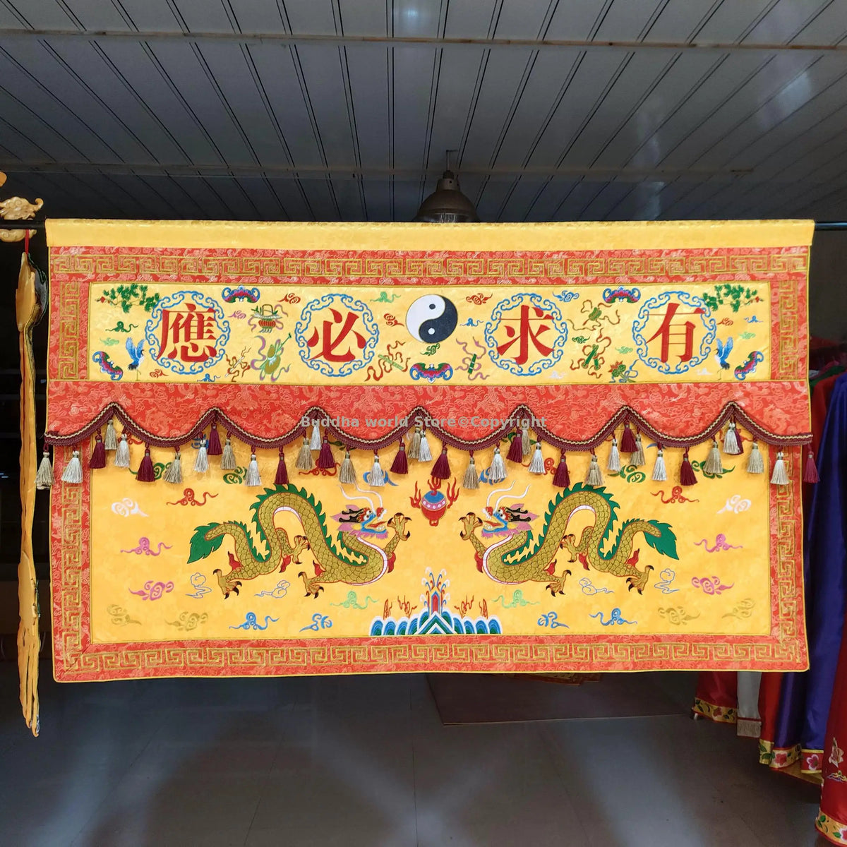 tissu décoratif traditionnel asiatique dragons dorés motifs floraux caractères chinois yin yang franges suspension