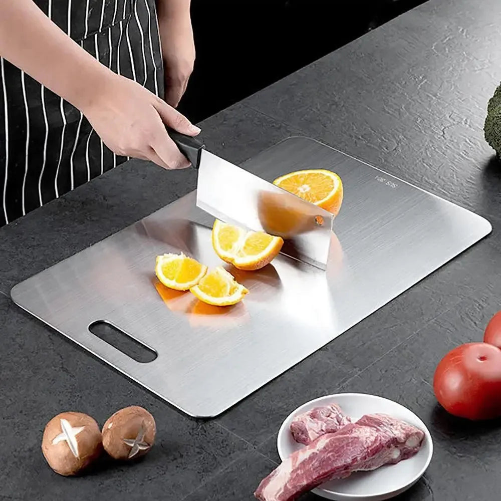 planche découper acier inoxydable argenté moderne poignée intégrée lisse brossée cuisine utilitaire double face