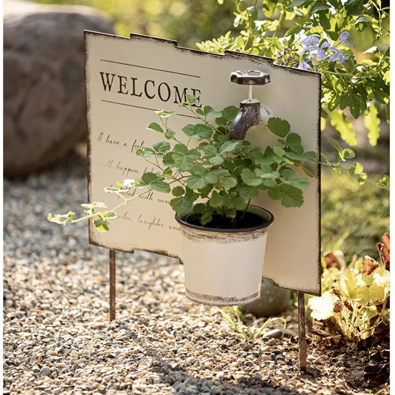 panneau bienvenue vintage pot plante fleur decor jardin rustique exterieur blanc cassé noir gris