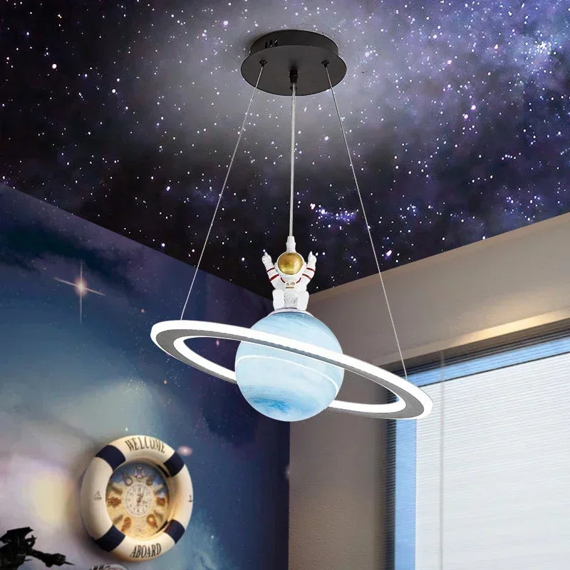 suspension lumineuse bleu blanc doré planète saturne astronaute moderne spatialchains suspendues
