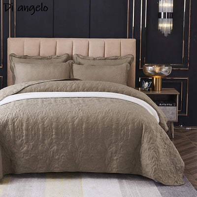 Parure de lit en lin monochrome avec couvre-lit sur un lit Queen