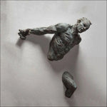 Sculpture homme grimpant mur salon moderne