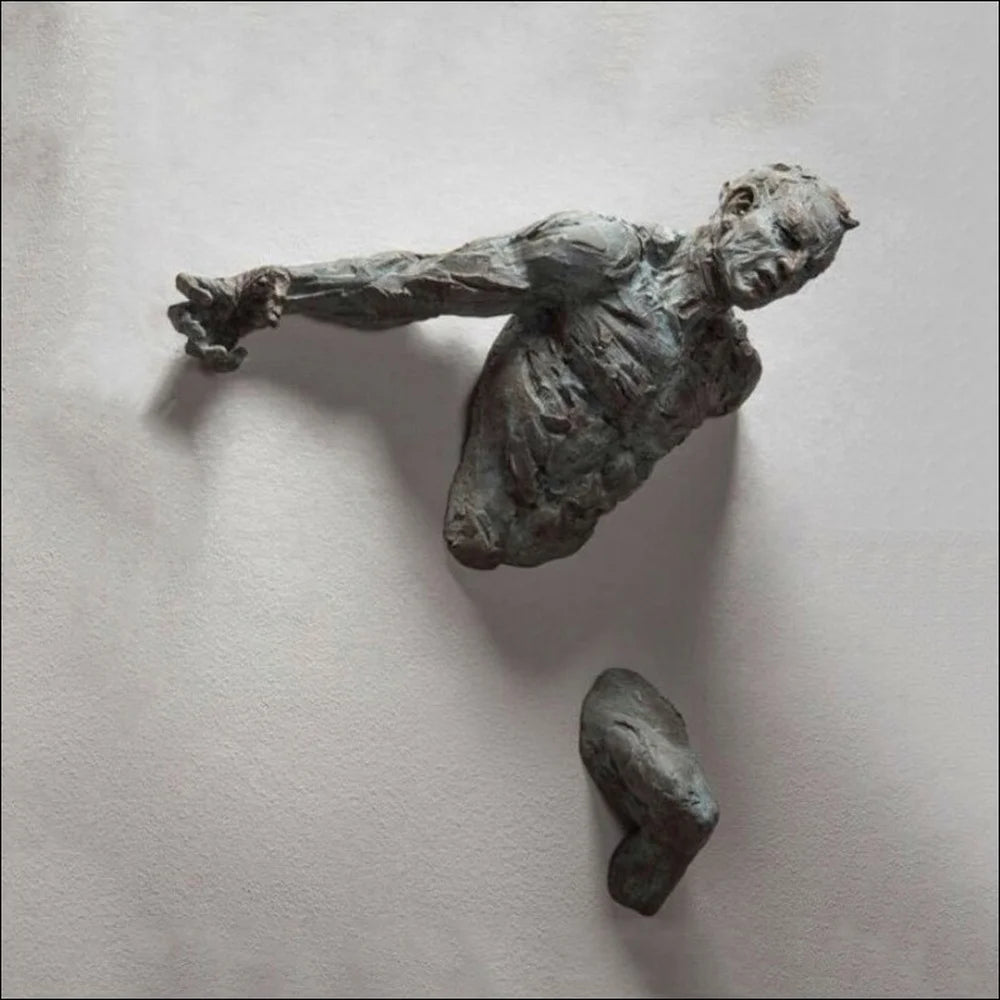 Sculpture homme grimpant mur salon moderne
