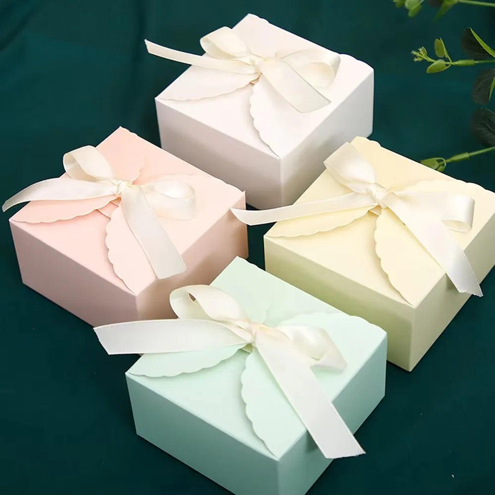 boîtes cadeaux mariage anniversaire noël blanc rose vert papier kraft bordure ondulée ruban blanc
