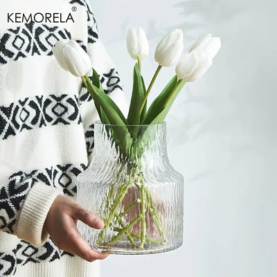 Vase en verre texturé vintage blanc sur table