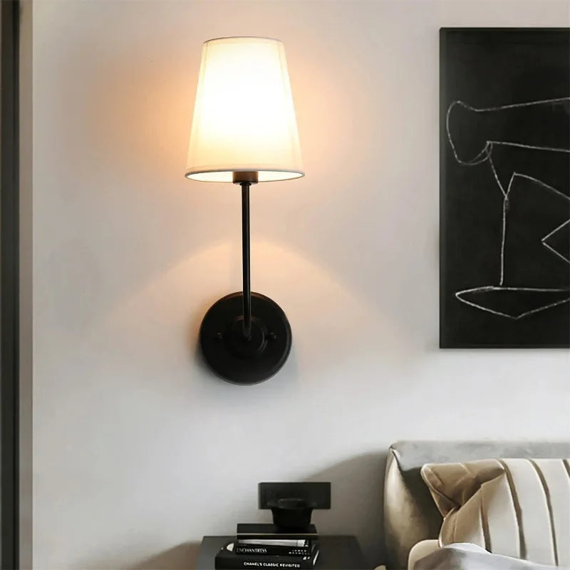 Applique murale blanche installee dans une chambre a coucher