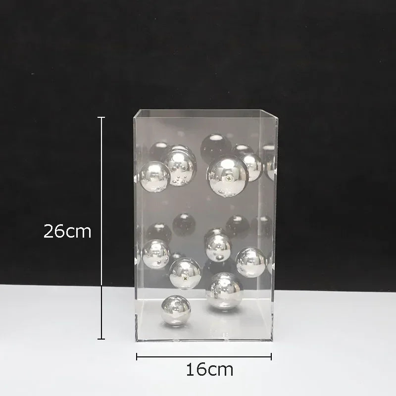 décoration moderne cube transparent boules colorées rouge bleu argent doré minimalistes