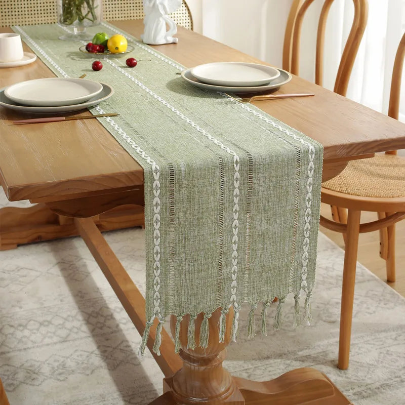 chemin table coton lin vert sauge broderie blanche rustique franges décoration table