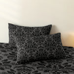 ensemble literie moderne pièces noir gris motifs floraux complexe satiné gothique