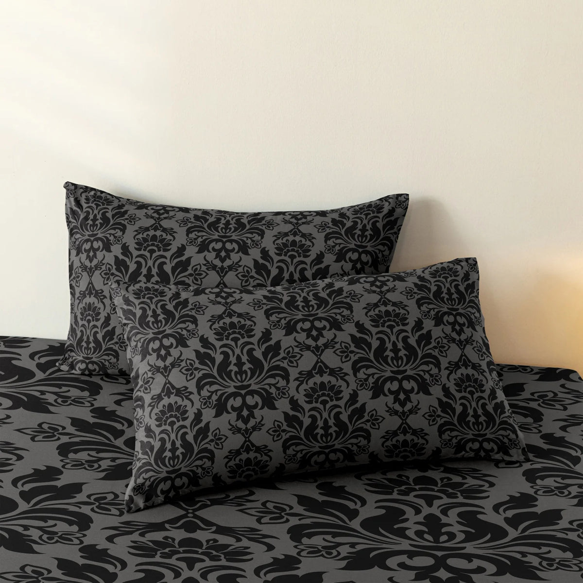 ensemble literie moderne pièces noir gris motifs floraux complexe satiné gothique