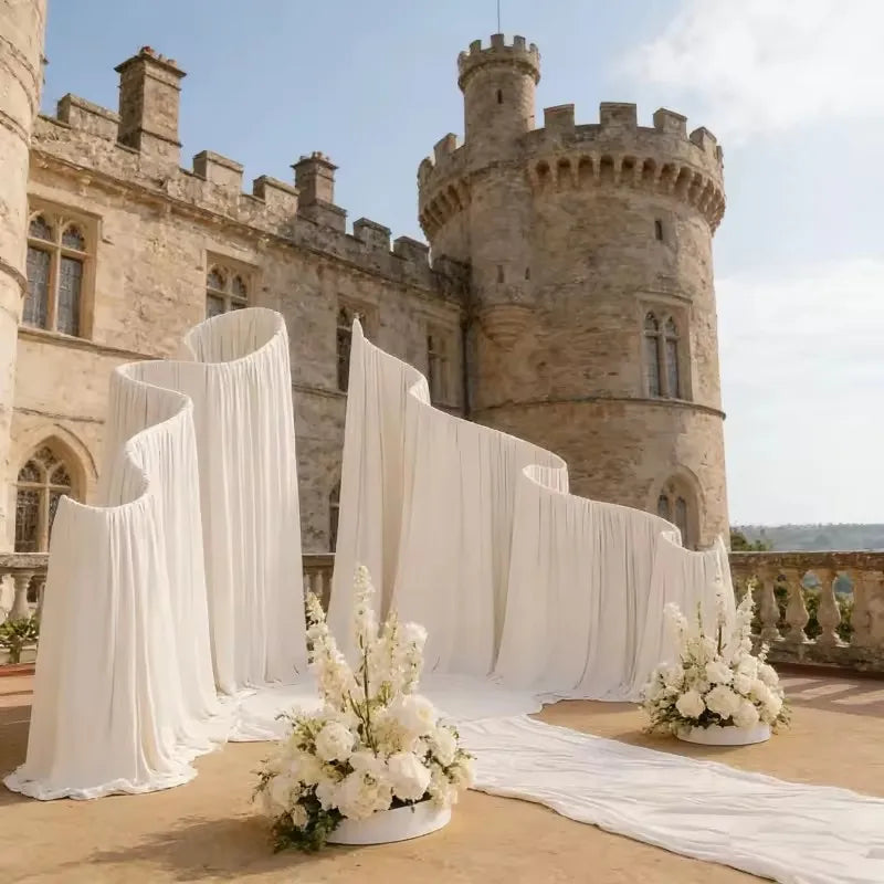 rideau fond blanc crème élégant tissu plissé semi transparent cérémonie mariage moderne sculptural