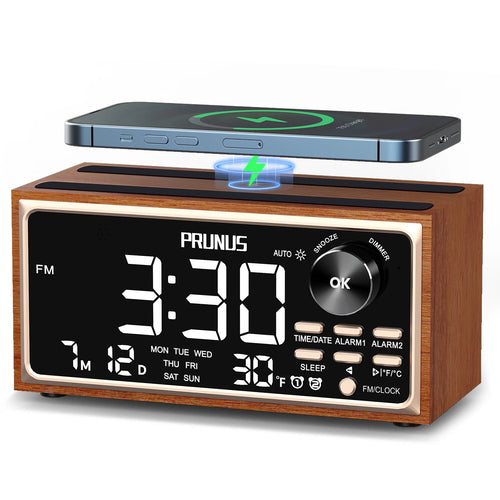 Radio réveil vintage rouge avec affichage LED sur table de chevet
