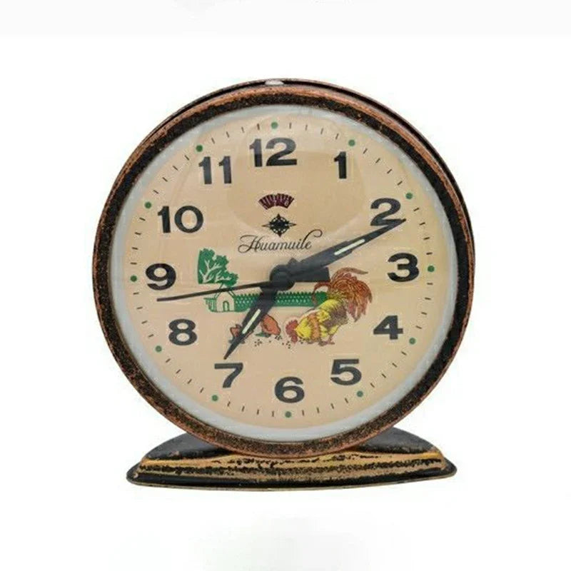 réveil rétro métal coqs paysage rural chiffres noirs illustration vieillie fonction mécanique dimensions 13.5cm