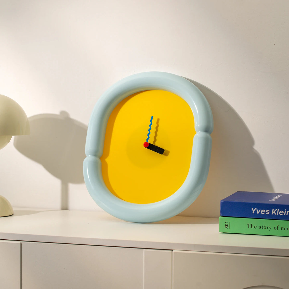 horloge murale moderne minimaliste rouge jaune bleu clair rose simple ornement 36x30cm acrylique