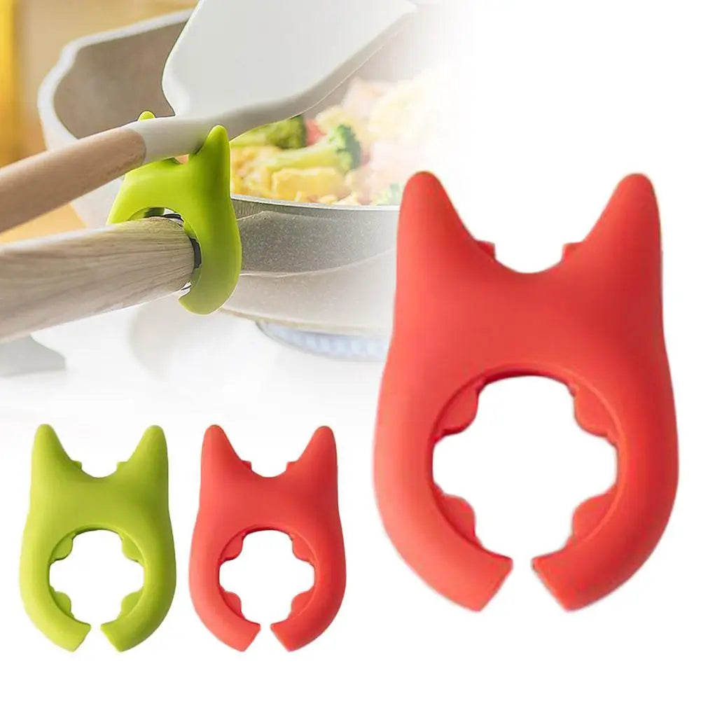 Repose-cuillère en silicone rouge organisant des spatules de cuisine