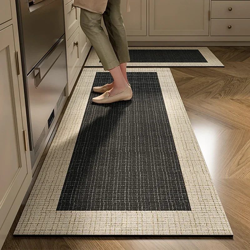 Tapis de couleur gris et blanc dans une cuisine, avec des pieds en position debout.