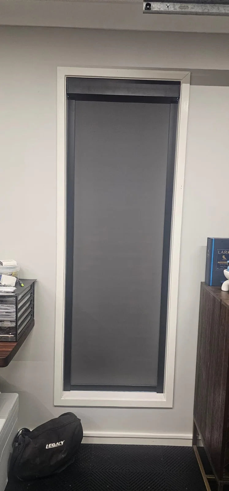 Stores enrouleurs gris opaques tissu micro perforé moderne française verticaux clips