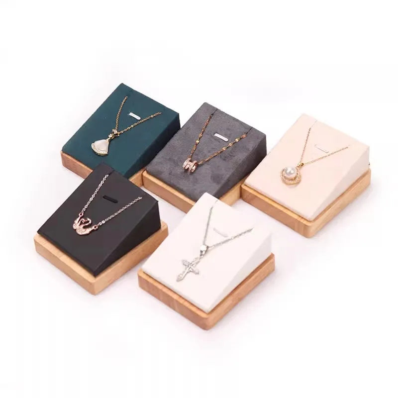 colliers présentoir bois velours or argent blanc festival mariage anniversaire cadeaux classiques différents motifs