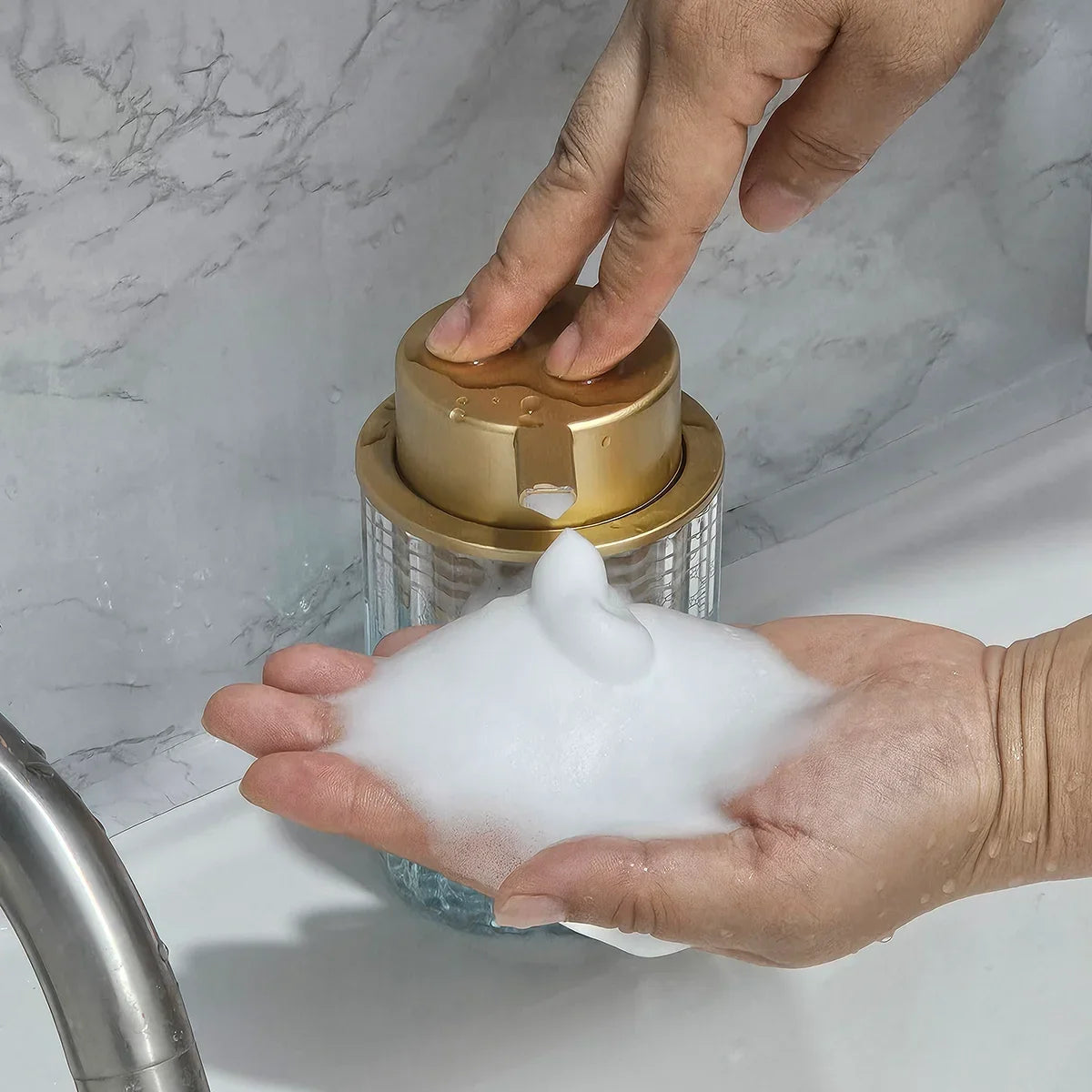distributeur savon liquide transparent moderne rayures verticales pompe élégant salle bain comptoir