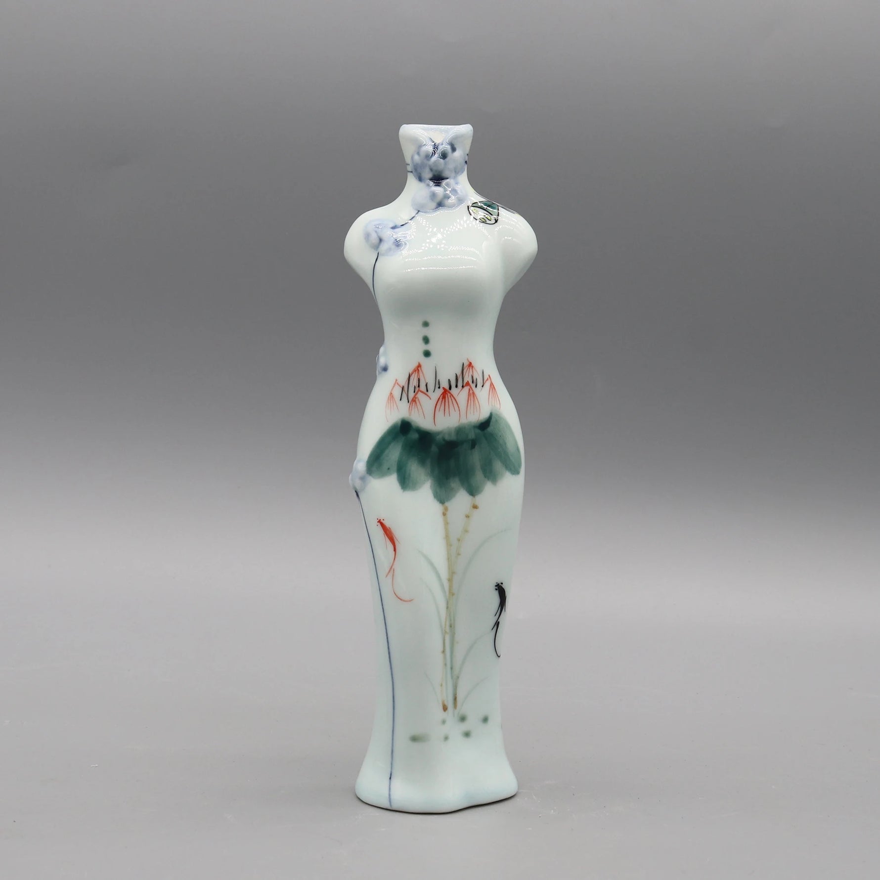 Une sculpture en céramique délicate et élégante, ornée de motifs floraux aux couleurs douces et naturelles.