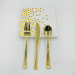 vaisselle jetable dorée moderne serviettes blanches motifs points fourchettes couteaux cuillères gobelets festives or