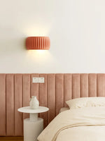 Applique murale installée dans une chambre à coucher beige