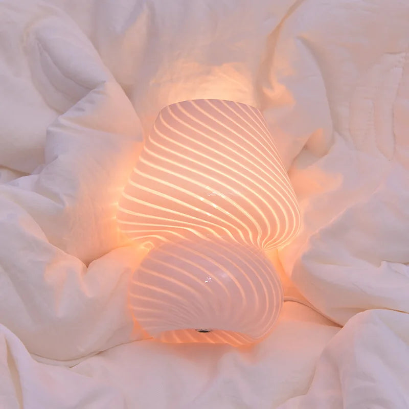 Lampe LED champignon avec ampoule allumée en mode blanc chaud