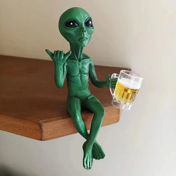 statue alien résine verte gobelet bière humour science fiction décoration intérieure table bois plantes