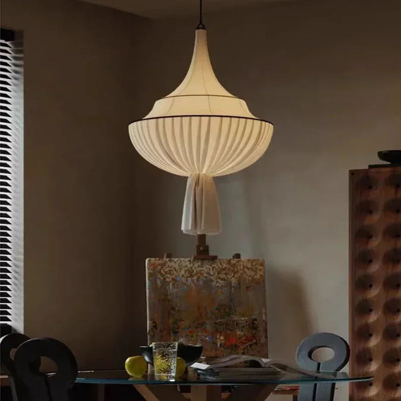 suspension lumineuse plissée conique blanc crème noir contemporaine élégante salon chambre coucher