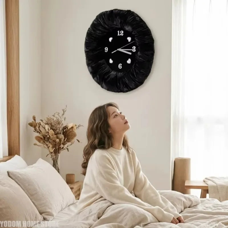 horloges murales texturées plissées moderne minimaliste salon blanc argenté noir femmes decoration chambre comfortable