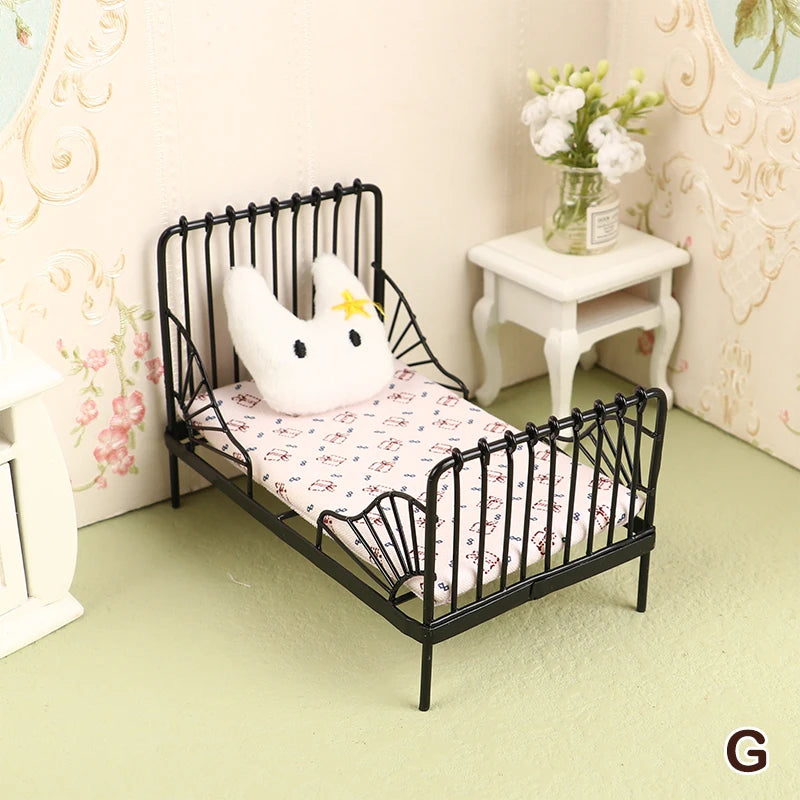 lit miniature classique bois marron clair matelas tête lit tissu uni blanc chambre poupée