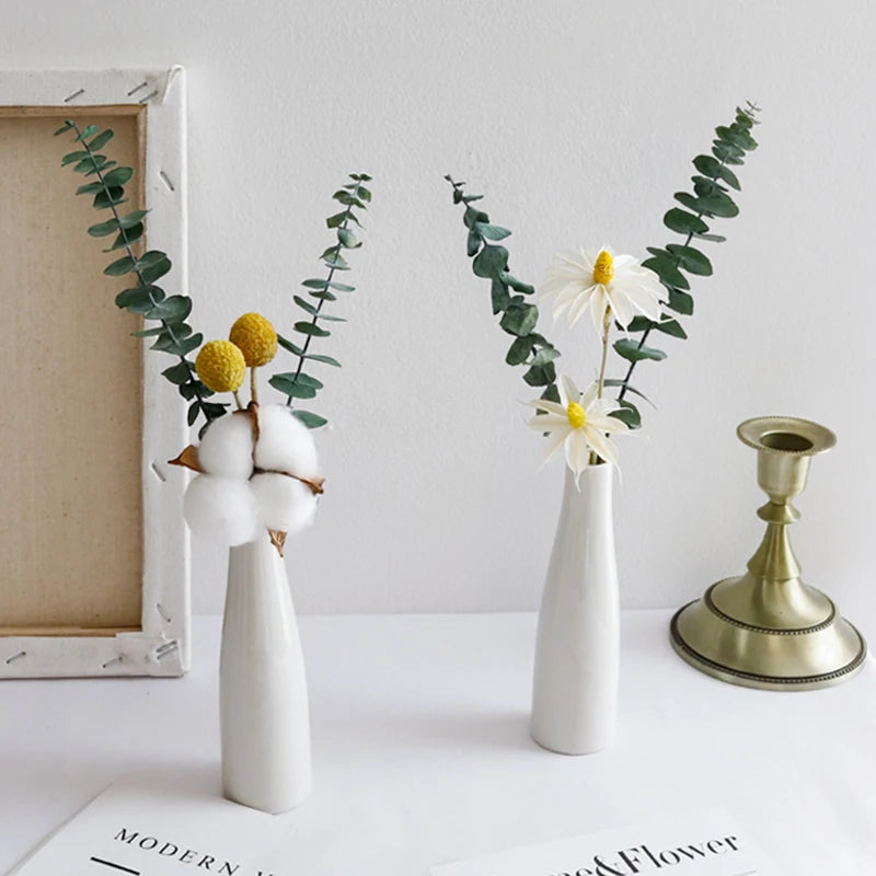 vases blancs minimalistes décoration maison fleurs artificielles vert clair bleu rose